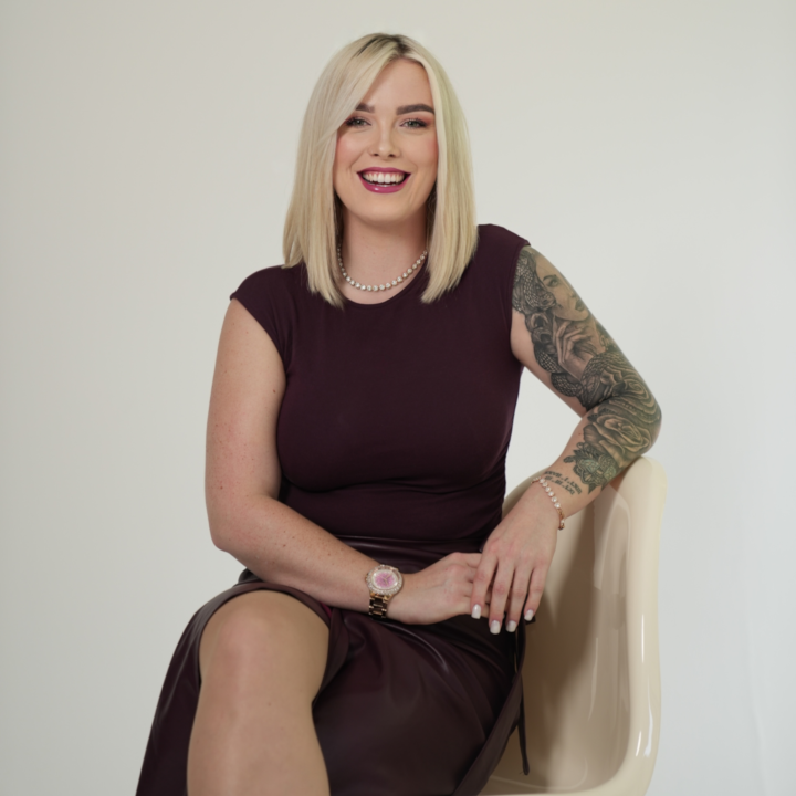 Jenny Martens – Mobile Friseurmeisterin in München Jenny Martens, mobile Friseurmeisterin aus München, lächelt entspannt auf einem Stuhl – persönlicher Service bei Beauty Experience by Jenny.