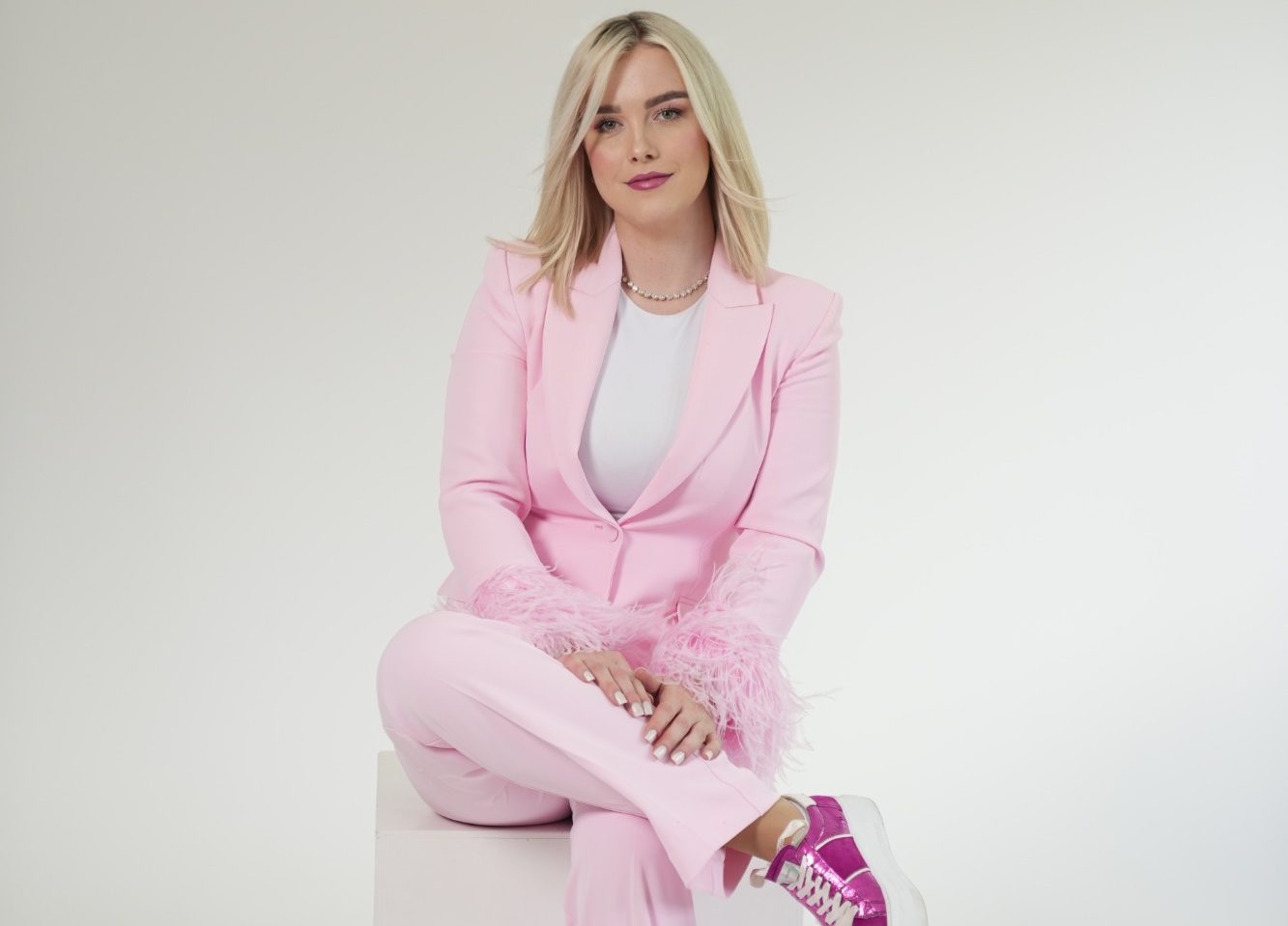 Jenny Martens – Mobile Friseurmeisterin in München Jenny Martens, mobile Friseurmeisterin aus München, lächelt entspannt auf einem Stuhl – persönlicher Service bei Beauty Experience by Jenny.